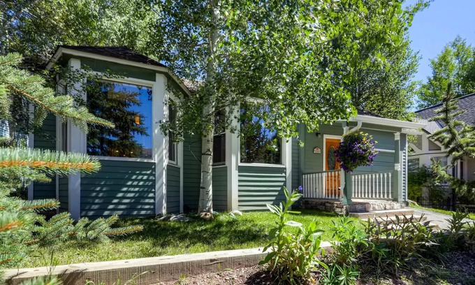Historic District House | 3 blocks to Main St, and on shuttle stop!