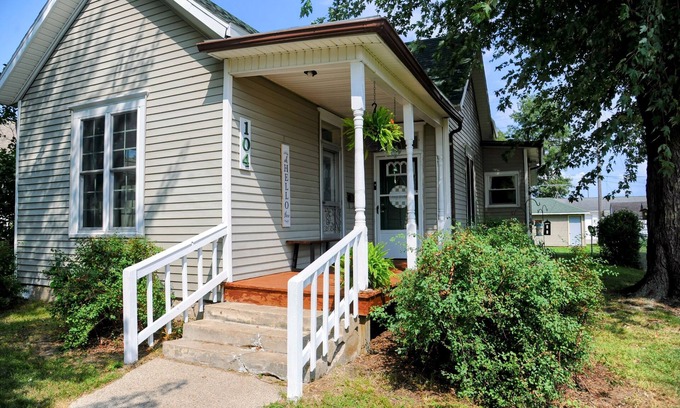 Bourbon House | 3-BR + Firepit, Coffee Bar & Grill