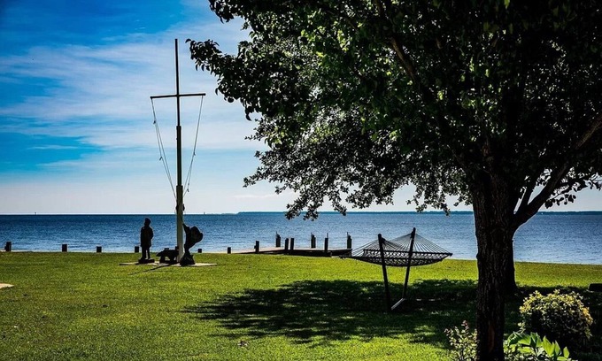 Minnesott Beach Cottage | 3 BR waterfront river home; spectacular views