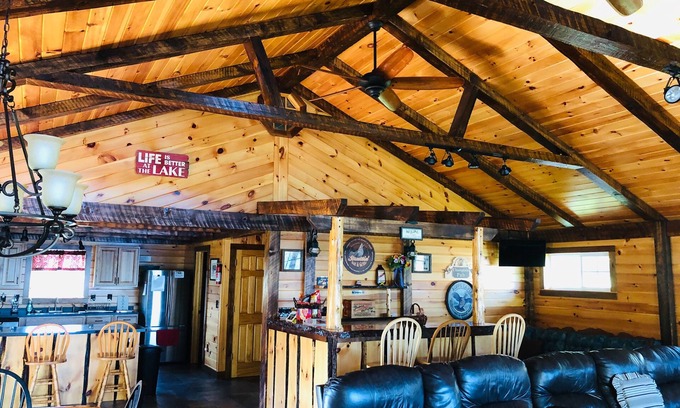 North Hero House | 3 DAY FALL FISHING OR FOLIAGE SALE Waterfront Private-Dock-Launch-Shore Fishing