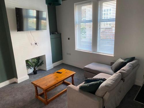 Castle Donington House | 3 Double Bedroom Home-Sleeps 8 - Castle Donnington