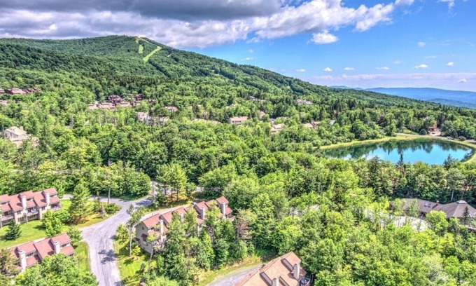 Bromley Mountain Condo | 3-Level End unit Townhouse in Bromley's Clovers