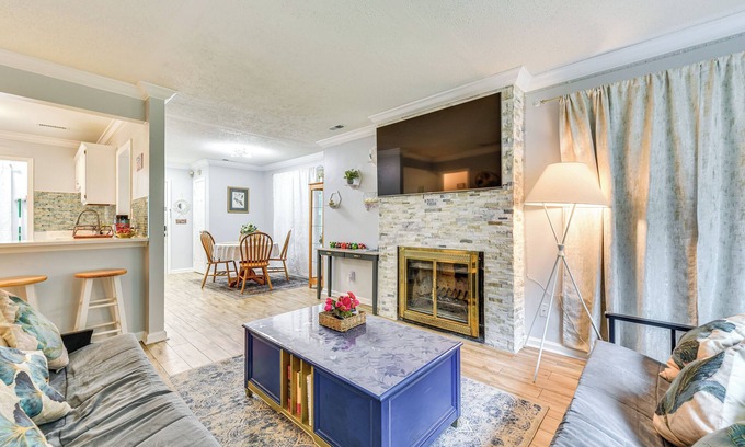 Sheffield Park House | 3 Mi to Bojangles Coliseum: Townhome w/Patio!
