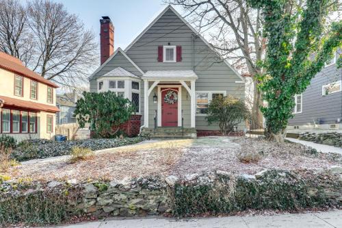 West New Haven House | 3 Mi to Dtwn Gem with Patio and Fire Pit in New Haven