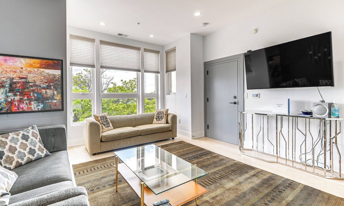 Park View Condo | 3 Mi to National Mall: Artsy DC Condo Near Metro!