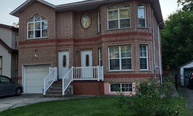 Hamilton Apartment | 3 min walk from McMaster, tall-basement 2brm apartment