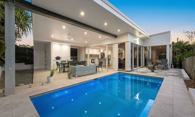 Moffat Beach House | 3 Minute Walk: cafes, brewery, park, beach, pool, a/c, Moffat Beach House