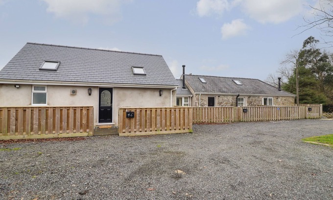 Llangefni Cottage | 3 MOUNTAIN VIEW, pet friendly, character holiday cottage in Llangefni