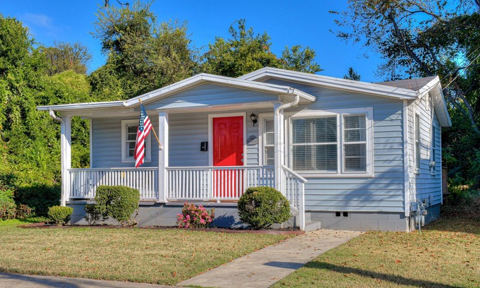 Downtown House | 3 Queens, 2 bedrooms, full kitchen & laundry
