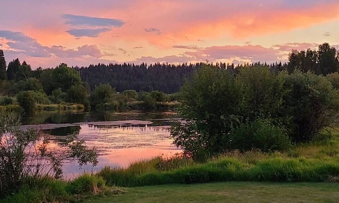 Chiloquin House | 3 Queens on the River, Pets Welcome, Craterlake!