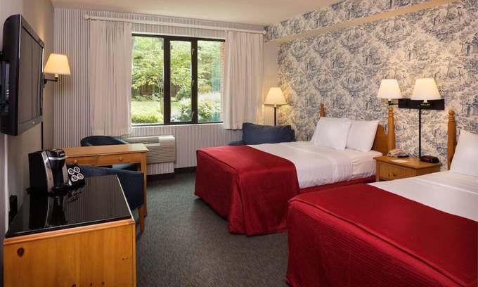 Williamsburg Hotel | 3 Relaxing Units! Pool, Tennis Court, Parking! Close to Merchants Square