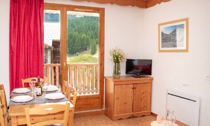 Puy-Saint-Vincent Apartment | 3 rooms with balcony, TV, and parking included in Puy-Saint-Vincent