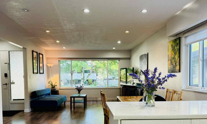 Fraserview House | 3-star Suite Central Vancouver