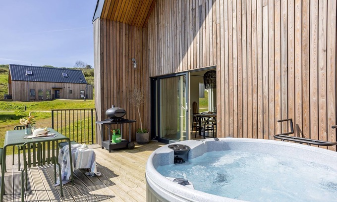 North Buckland House | 3 The Vista, Willingcott Nr Woolacombe - Hot tub/Pet friendly/On-site pool/EV Charger/Ecohome