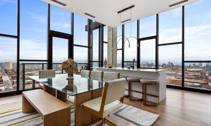 River West Apartment | 3 Top Notch Penthouses: Ideal for Large Groups