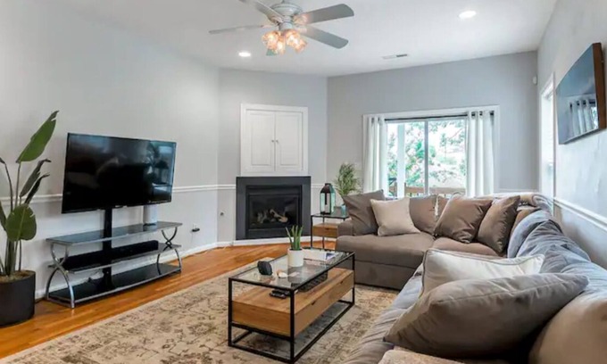Chic's Beach House | 30+ day - Chics Beach Area, Short Walk to Beach!