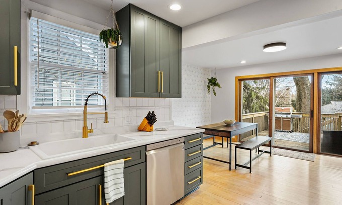Madison House | 30+ Day Only. Pet-Friendly Rental in Prime Location – Near UW, Parks, & Dining!