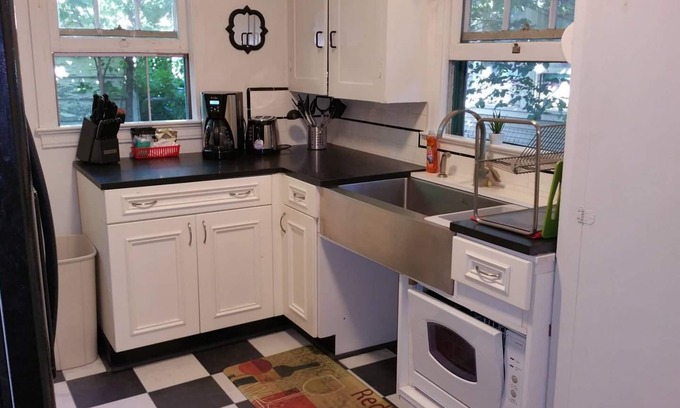 Altamont House | 30+ Day❤️Smart Craftsman ❤️of Downtown | King Queen | BBQs, Patio Set + Fenced Y
