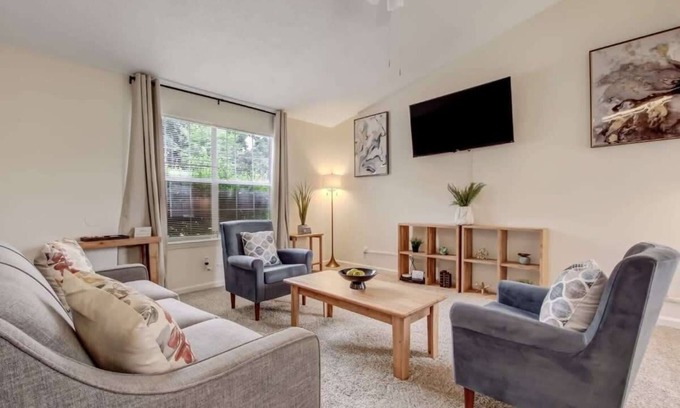 Savannah House | 30 Mins to Downtown - Lovely at Laurelwood