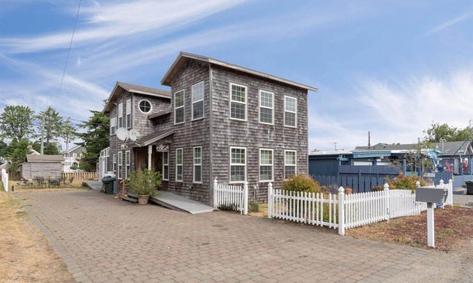 Ocean Park House | 30 NIGHT MINIMUM, near beach, Pets, yard w/play set (AllInn)