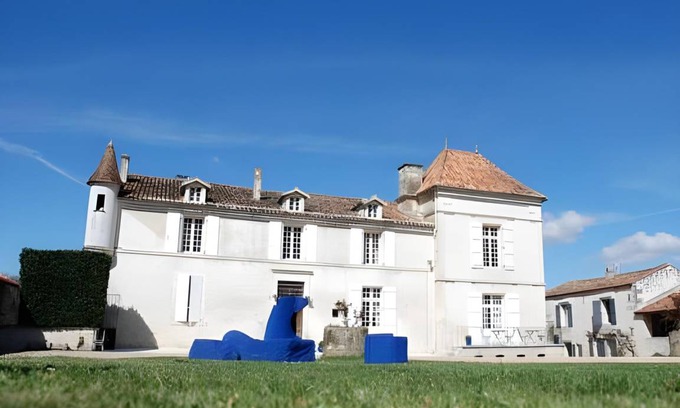 Soyaux Bed & Breakfast | 300 m² Bed and breakfast ∙ 3 bedrooms ∙ 20 guests