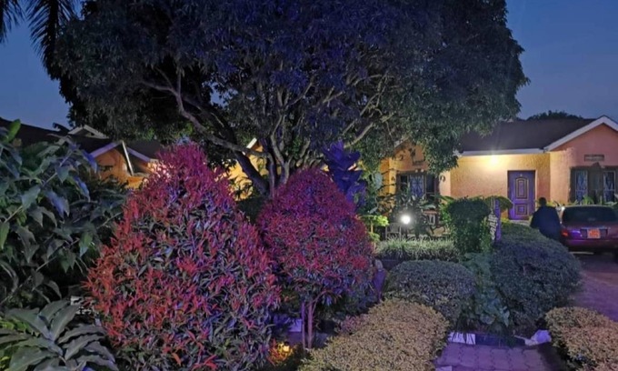Entebbe Bed & Breakfast | 300 m² Bed and breakfast ∙ 8 bedrooms ∙ 127 guests