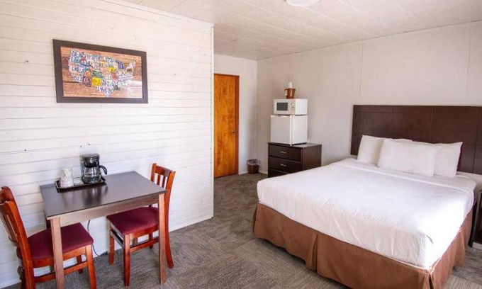 Munising Hotel | 300 m² Motel ∙ 4 guests