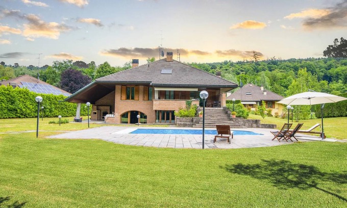 Corgeno Villa | 300 m² Villa ∙ 3 bedrooms ∙ 8 guests