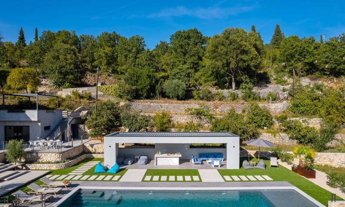 Imotski Villa | 320 m² Villa ∙ 6 bedrooms ∙ 12 guests