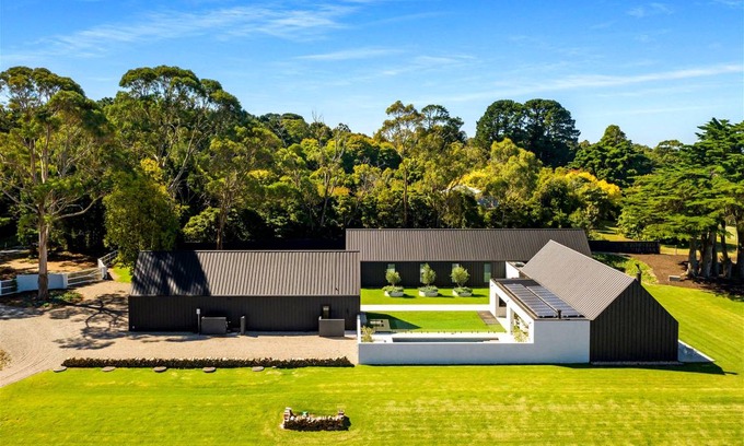 Red Hill South House | 346 m² House ∙ 5 bedrooms ∙ 12 guests