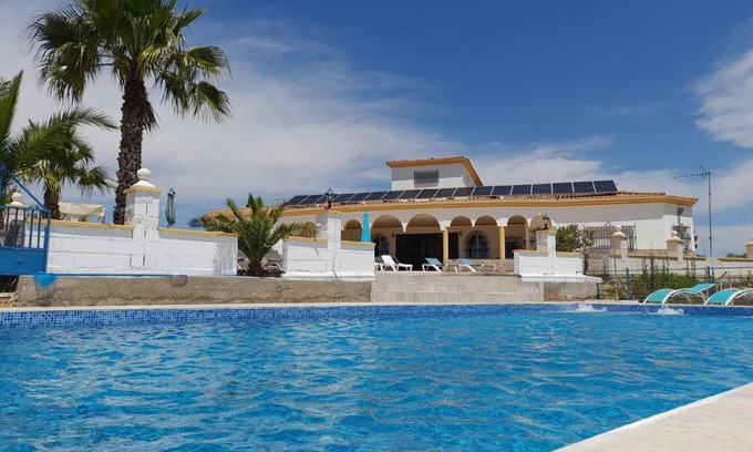 Lora Del Rio House | 350 m² House ∙ 5 bedrooms ∙ 14 guests
