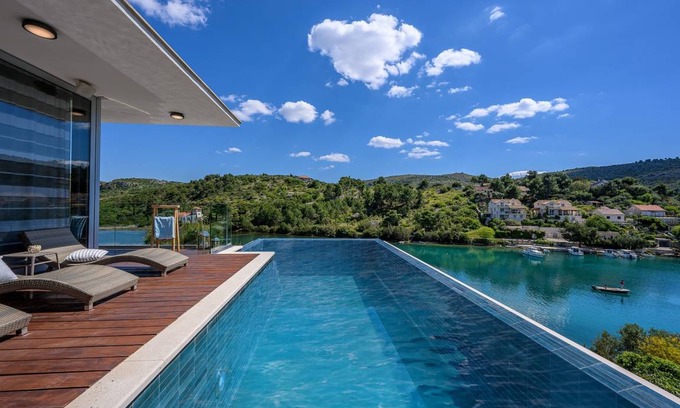 Sutivan Villa | 350 m² Villa ∙ 5 bedrooms ∙ 10 guests