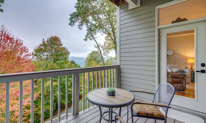 Mountain Air Condo | 36 Mi to Asheville: Mtn-View Home in Burnsville!