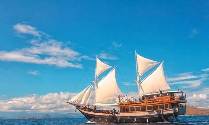 Labuan Bajo Boat Rental | 39 Meter Traditional Phinisi Boat