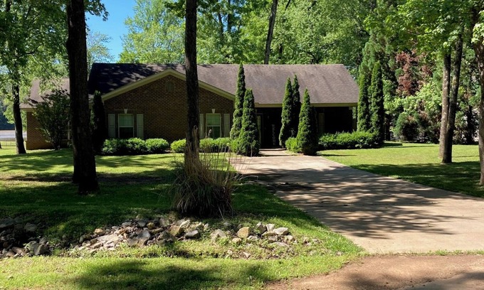 Athens House | 3B 2B Elk River home Why stay in a hotel when you can have a home? Work & Playn