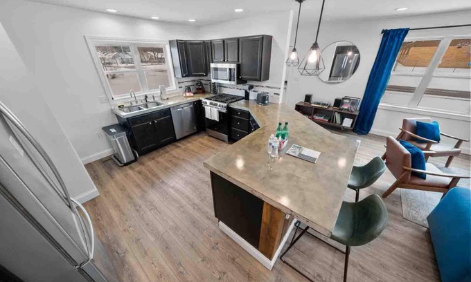 Elkhart House | 3BD/2 Modern Home: 5m DT Elkhart |30m to ND +BBQ