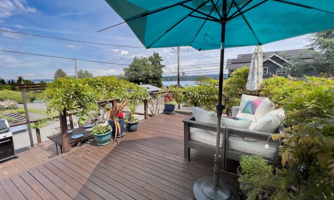 Seattle Metro Area House | 3bd w/Lake Views and Chef's Kitchen
