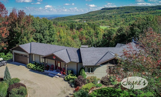 Castle Glen Estates House | 3bdrm 3bath chalet in The Blue Mountains. All Day Sun! Hot Tub! Games Room!