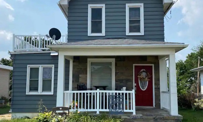 Dubuque House | 3bed 2bath nestled in cozy Grandview neighborhood (pet friendly!)