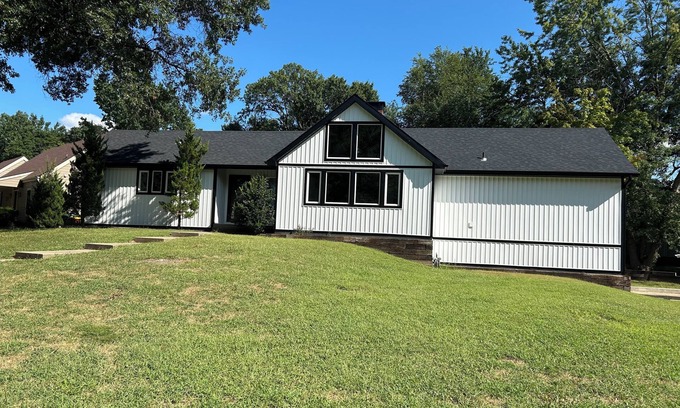 Pittsburg House | 3Bedroom and Loft Countryside Dr Home Minutes from Pitt State and Local Eateries