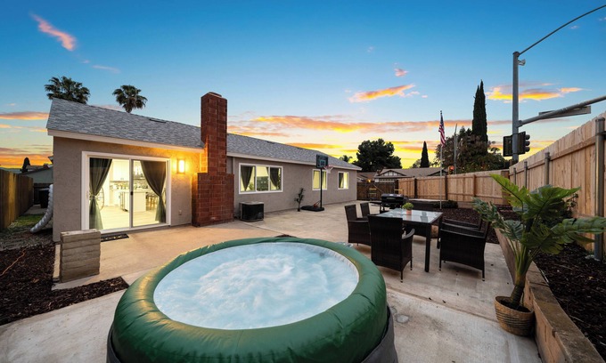 La Presa House | 3BR/2Bth - Home w Garage, Hot Tub, King Bed, Yard