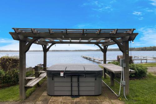 Mayfield House | 3BR Fife Lake Getaway with Fire Pit & Hot Tub