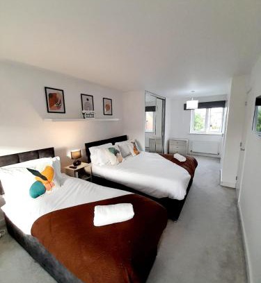Hall Green House | 3BR House with 3 Bathrooms - Families - Professionals - Relocators - NEC - BHX - HS2 - JLR - Travel Cot Available - Pets Welcome - Free Parking