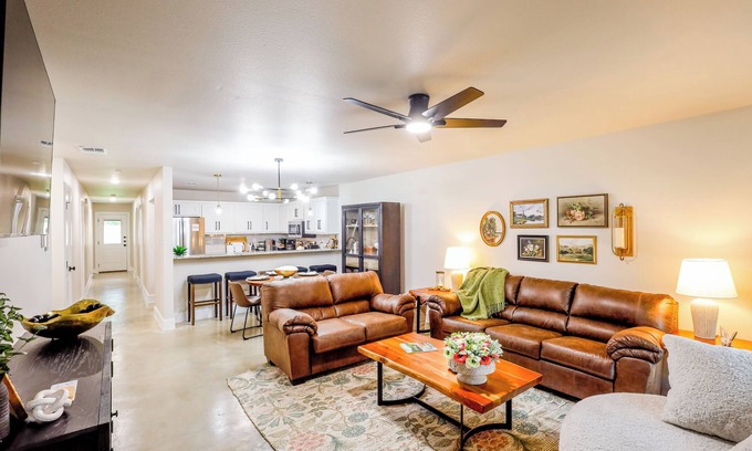 Belton House | 3BR Near UMHB & Downtown Fast WIFI Fenced Yard