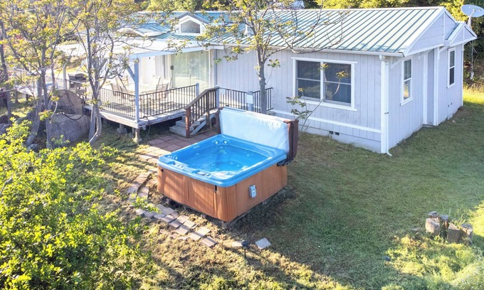 Ahwahnee House | 3BR Private 8 Acre Spa Retreat - BBQ, Patio, Views