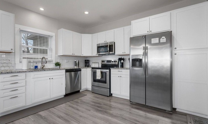 Kansas City House | 3KingBeds 2Queens Mins from Shops+Kauffman