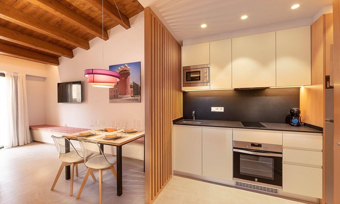 Figueres Apartment | 4-1 Surrealista - Attic Premium