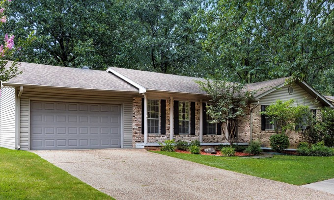 North Little Rock House | 4 Bd , 2.5 Ba Home on the Lake in Safe, Convenient Area. Sleeps 12