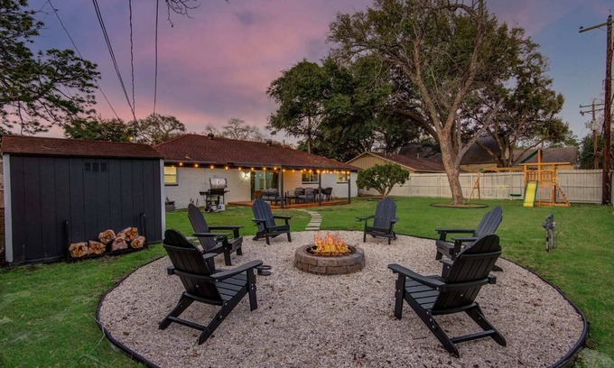 Woodlake - Briar Meadow House | 4-BD Mid-Modern Century with Firepit & Playground
