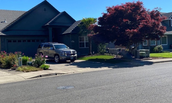 Creswell House | 4 bdrm home, sleeps 8, with swim spa minutes from Hayward Field, wineries, golf.